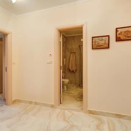 아파트 Three-bedroom In 네세부르